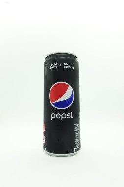İzole edilmiş beyaz arka plana karşı bir kutu pepsi, sıfır kalorili karbonatlı içecek, daha sağlıklı bir seçim.