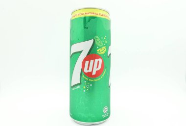 Beyaz arka planda izole edilmiş bir kutu 7up içeceği. Lezzetli meyve aromalı bir içecek.