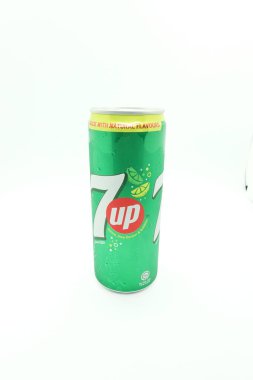 Beyaz arka planda izole edilmiş bir kutu 7up içeceği. Lezzetli meyve aromalı bir içecek.