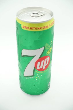 Beyaz arka planda izole edilmiş bir kutu 7up içeceği. Lezzetli meyve aromalı bir içecek.