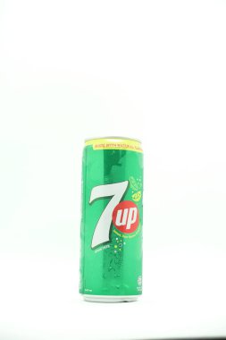 Beyaz arka planda izole edilmiş bir kutu 7up içeceği. Lezzetli meyve aromalı bir içecek.
