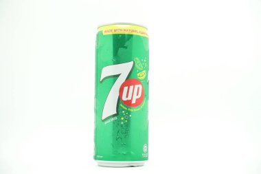 Beyaz arka planda izole edilmiş bir kutu 7up içeceği. Lezzetli meyve aromalı bir içecek.