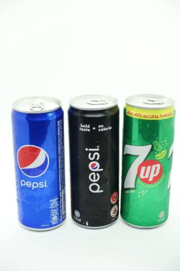 Beyaz arka plan, pepsi ve 7up 'a karbonatlı içecek çeşitleri