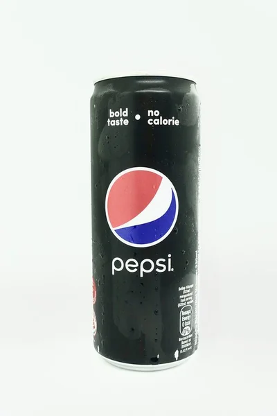 Eine Dose Pepsi Schwarz Vor Isoliertem Weißen Hintergrund Ein Kalorienfreies — Stockfoto