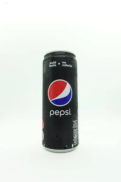 Una Lata Pepsi Negro Contra Fondo Blanco Aislado Una Bebida —  Fotos de Stock