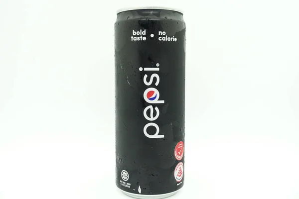 Sekaleng Hitam Pepsi Terhadap Latar Belakang Putih Yang Terisolasi Minuman — Stok Foto