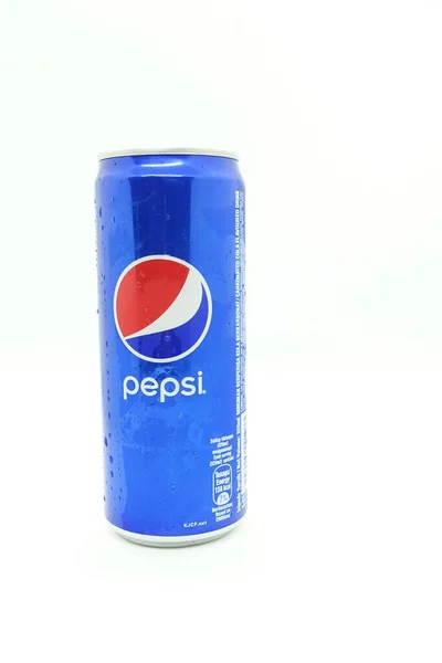 Una Lata Pepsi Azul Contra Aislado Sobre Fondo Blanco — Foto de Stock