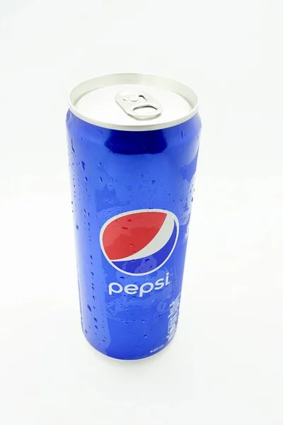 Uma Lata Pepsi Azul Contra Isolado Fundo Branco — Fotografia de Stock
