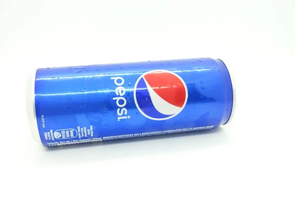 Sekaleng Pepsi Biru Terhadap Terisolasi Latar Belakang Putih — Stok Foto