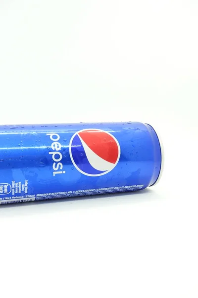 Eine Dose Blauer Pepsi Gegen Isoliert Auf Weißem Hintergrund — Stockfoto