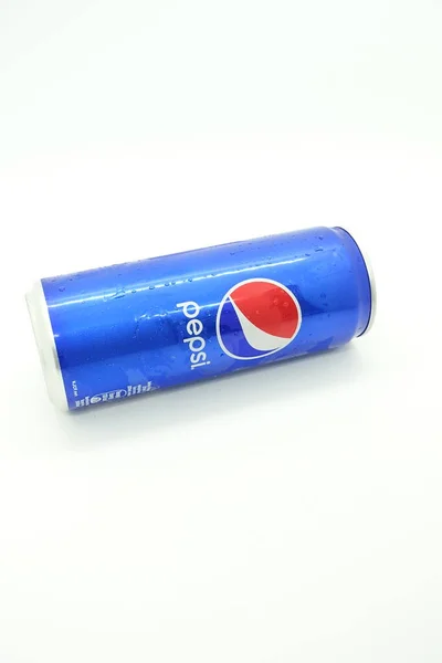 Eine Dose Blauer Pepsi Gegen Isoliert Auf Weißem Hintergrund — Stockfoto