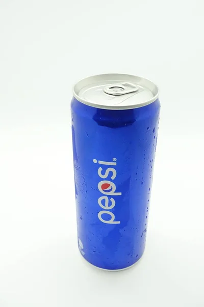 Una Lata Pepsi Azul Contra Aislado Sobre Fondo Blanco — Foto de Stock