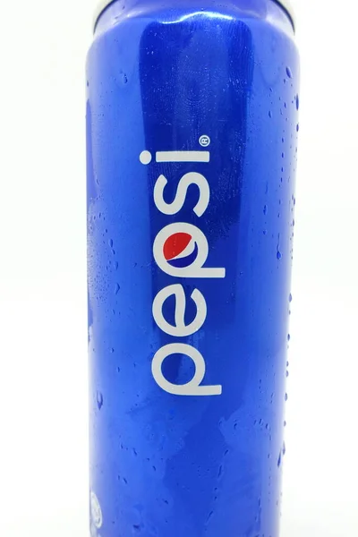 Egy Doboz Kék Pepsi Ellen Elszigetelt Fehér Háttér — Stock Fotó