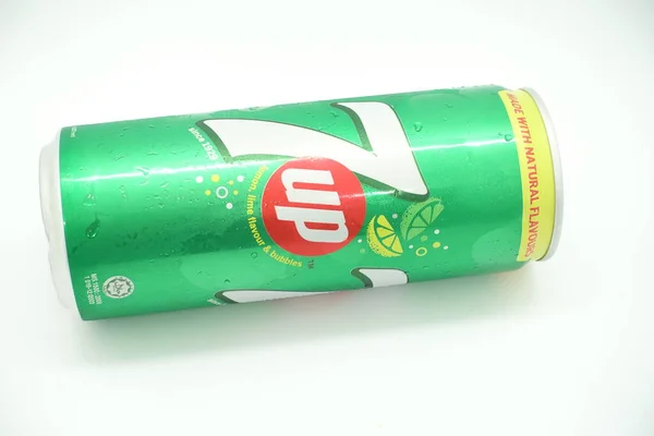 Sekaleng Minuman 7Up Melawan Terisolasi Latar Belakang Putih Minuman Berkarbonasi — Stok Foto