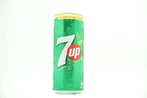 Sekaleng Minuman 7Up Melawan Terisolasi Latar Belakang Putih Minuman Berkarbonasi — Stok Foto