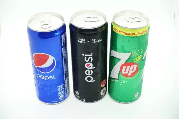 Verscheidenheid Van Koolzuurhoudende Drank Blikjes Tegen Witte Achtergrond Pepsi 7Up — Stockfoto