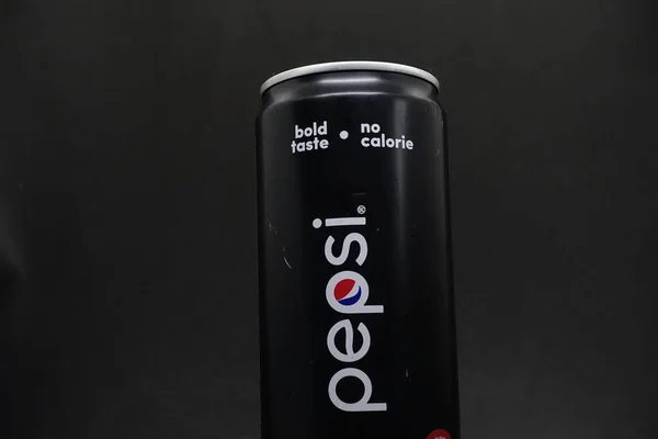 Uma Lata Pepsi Preto Contra Fundo Preto Isolado Uma Bebida — Fotografia de Stock