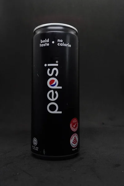 Eine Dose Pepsi Black Vor Isoliertem Schwarzen Hintergrund Ein Kalorienfreies — Stockfoto