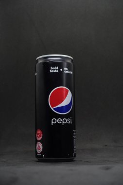 Bir kutu pepsi siyahı izole edilmiş siyah arka plana karşı sıfır kalorili karbonatlı içecek, daha sağlıklı bir seçim.