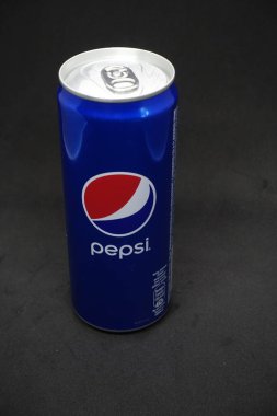 İzole edilmiş siyah arkaplana karşı bir kutu mavi pepsi