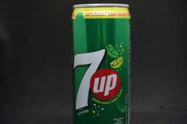 İzole edilmiş siyah arka plana karşı bir 7up kutusu, lezzetli meyve aromalı karbonatlı içecek