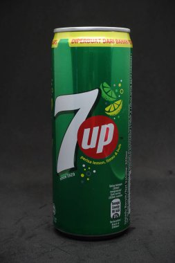 İzole edilmiş siyah arka plana karşı bir 7up kutusu, lezzetli meyve aromalı karbonatlı içecek