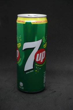 İzole edilmiş siyah arka plana karşı bir 7up kutusu, lezzetli meyve aromalı karbonatlı içecek
