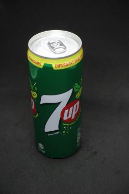 İzole edilmiş siyah arka plana karşı bir 7up kutusu, lezzetli meyve aromalı karbonatlı içecek