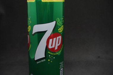 İzole edilmiş siyah arka plana karşı bir 7up kutusu, lezzetli meyve aromalı karbonatlı içecek