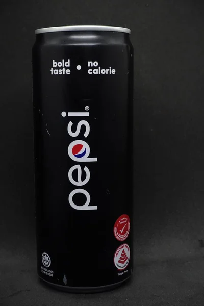 Eine Dose Pepsi Black Vor Isoliertem Schwarzen Hintergrund Ein Kalorienfreies — Stockfoto