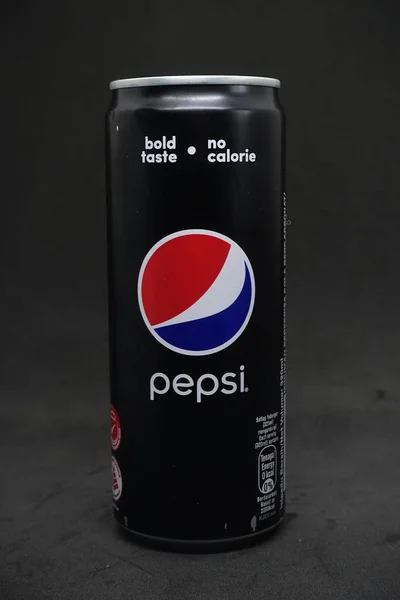 Eine Dose Pepsi Black Vor Isoliertem Schwarzen Hintergrund Ein Kalorienfreies — Stockfoto