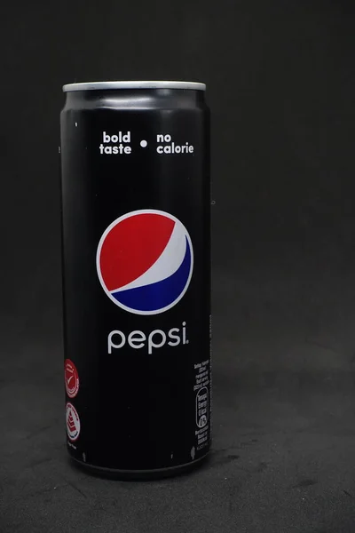 Una Lata Pepsi Negro Contra Fondo Negro Aislado Una Bebida —  Fotos de Stock