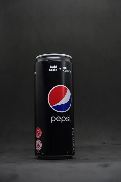 Una Lata Pepsi Negro Contra Fondo Negro Aislado Una Bebida —  Fotos de Stock