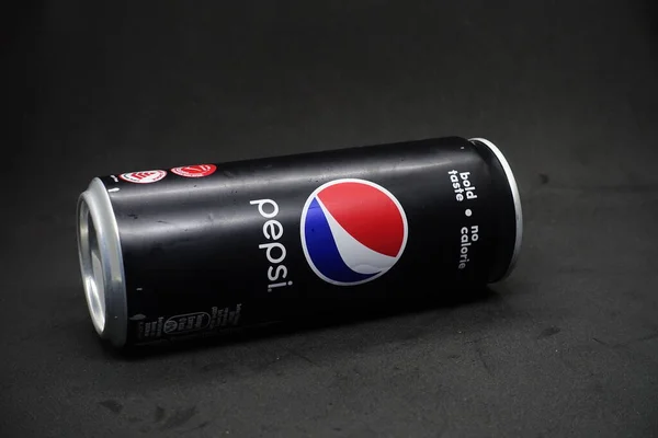 Una Lata Pepsi Negro Contra Fondo Negro Aislado Una Bebida — Foto de Stock