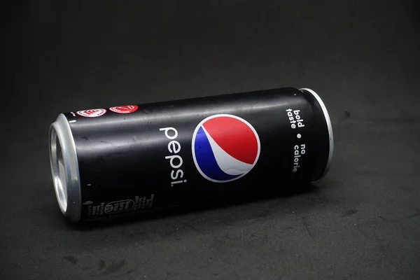 Een Blik Pepsi Zwart Tegen Geïsoleerde Zwarte Achtergrond Een Calorievrije — Stockfoto