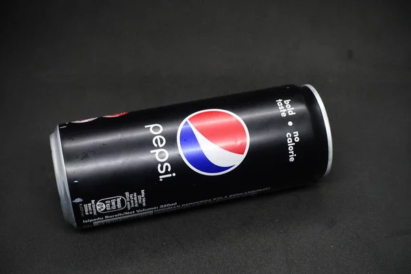 Eine Dose Pepsi Black Vor Isoliertem Schwarzen Hintergrund Ein Kalorienfreies — Stockfoto