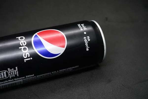 Una Lata Pepsi Negro Contra Fondo Negro Aislado Una Bebida —  Fotos de Stock