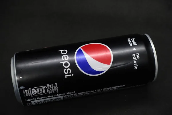 隔離された黒の背景に対するペプシ黒の缶 ゼロカロリー炭酸飲料 健康的な選択 — ストック写真