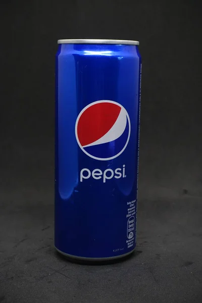 Een Blik Blauwe Pepsi Tegen Geïsoleerde Zwarte Achtergrond — Stockfoto