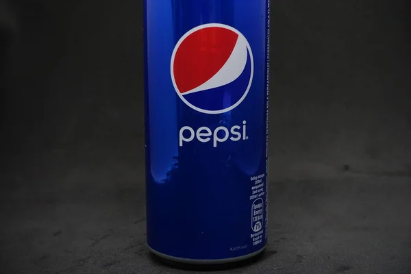 Eine Dose Blauer Pepsi Vor Isoliertem Schwarzen Hintergrund — Stockfoto