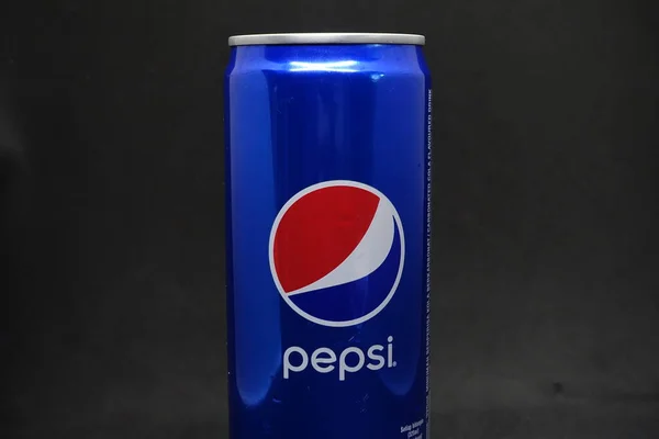 Puszka Niebieskiego Pepsi Odizolowanym Czarnym Tle — Zdjęcie stockowe