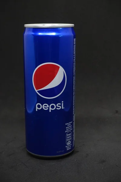 Une Boîte Pepsi Bleu Sur Fond Noir Isolé — Photo