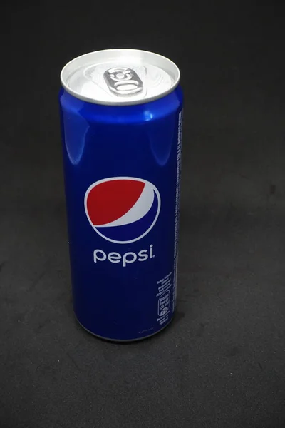 Eine Dose Blauer Pepsi Vor Isoliertem Schwarzen Hintergrund — Stockfoto