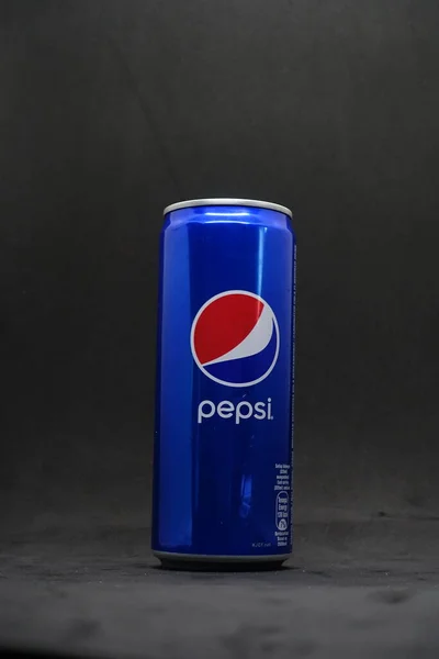 Egy Doboz Kék Pepsi Elszigetelt Fekete Háttér — Stock Fotó