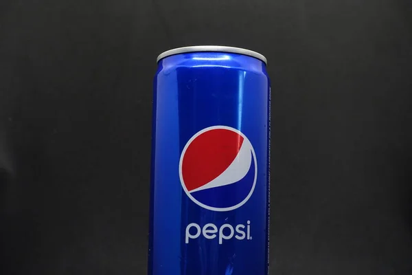 Eine Dose Blauer Pepsi Vor Isoliertem Schwarzen Hintergrund — Stockfoto