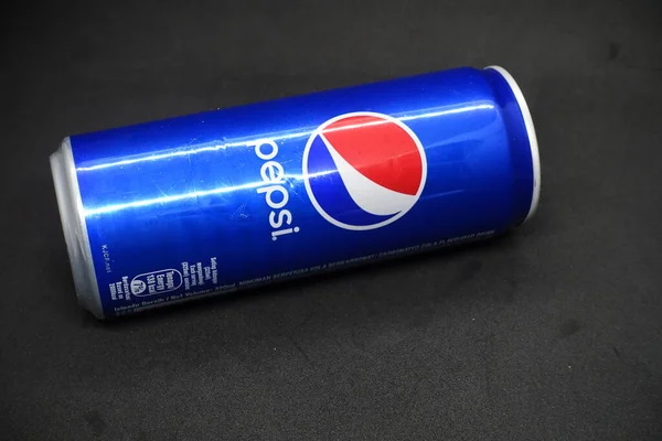 Una Lata Pepsi Azul Contra Fondo Negro Aislado — Foto de Stock