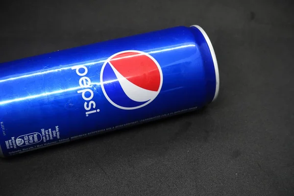 Una Lata Pepsi Azul Contra Fondo Negro Aislado —  Fotos de Stock