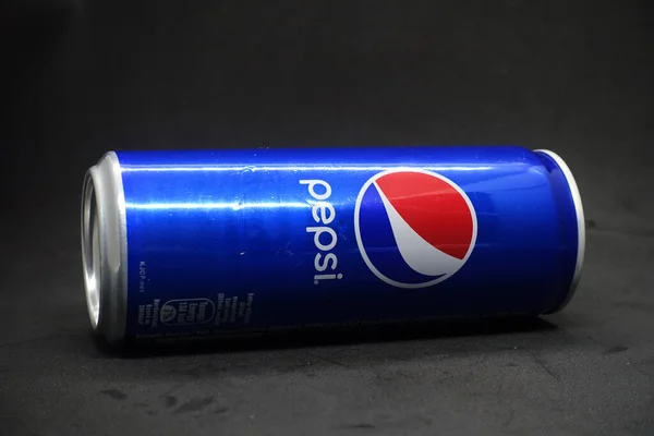 Una Lata Pepsi Azul Contra Fondo Negro Aislado — Foto de Stock