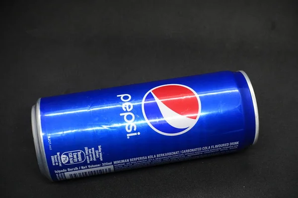 Una Lata Pepsi Azul Contra Fondo Negro Aislado — Foto de Stock