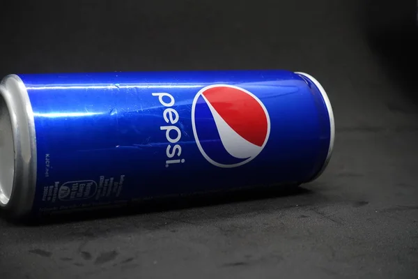 Een Blik Blauwe Pepsi Tegen Geïsoleerde Zwarte Achtergrond — Stockfoto